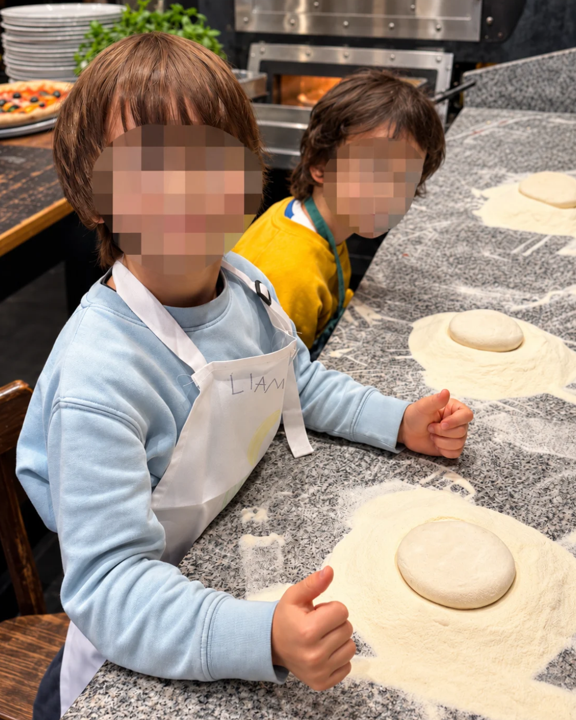 Kinder mit ihren selbst geformten Teiglingen bei Tabie Bambini